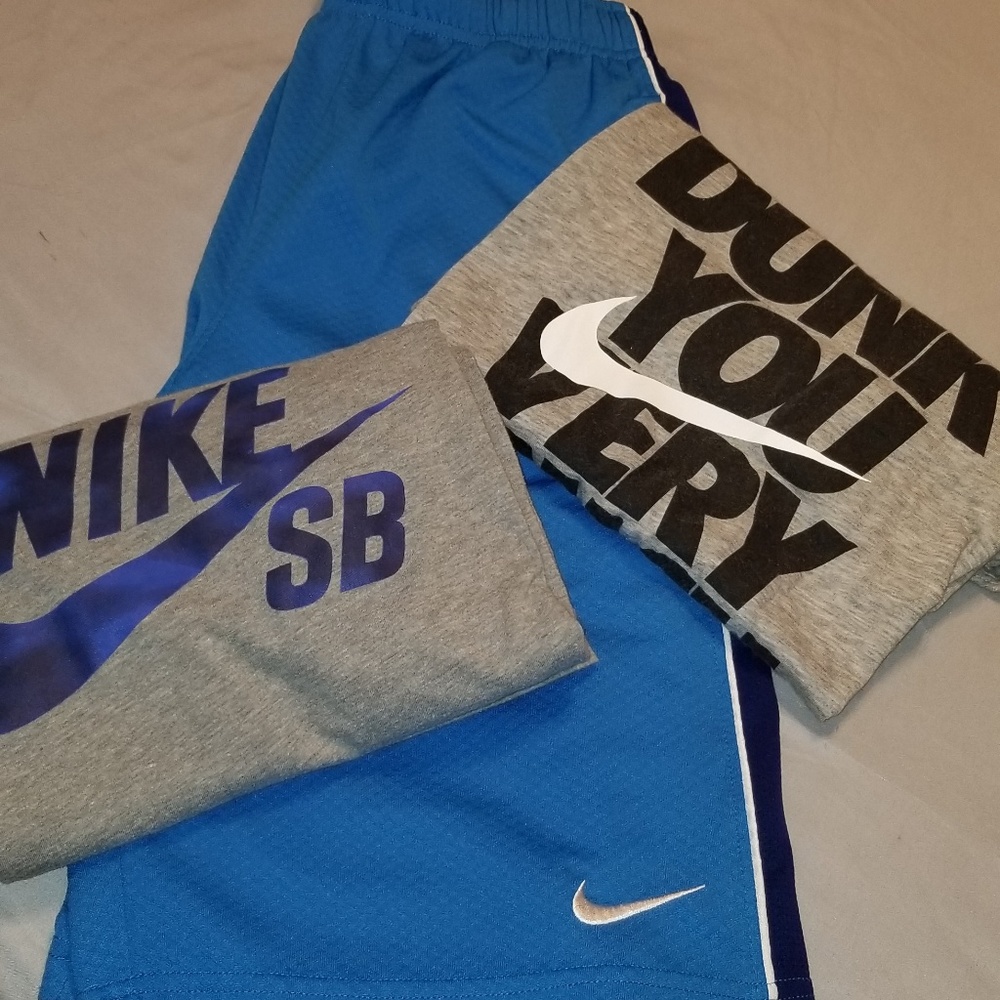 Nike set with shorts and 2 shirts